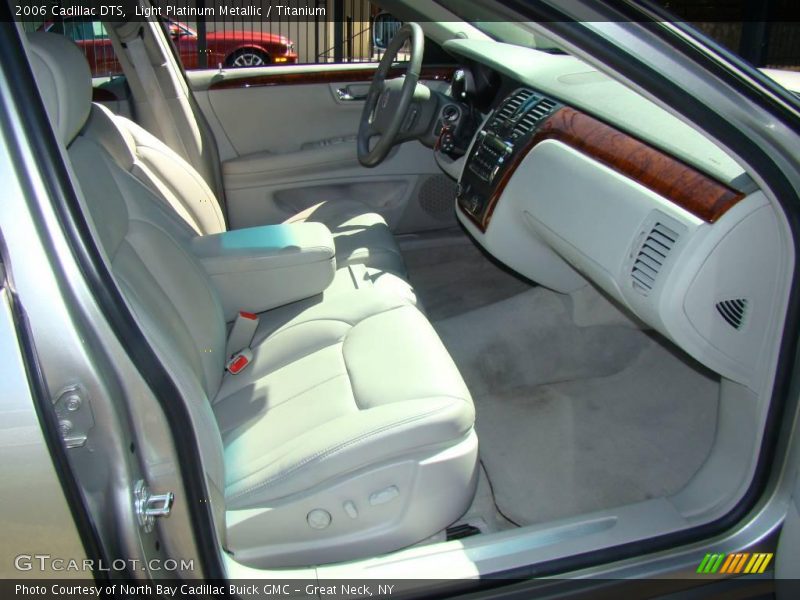 Light Platinum Metallic / Titanium 2006 Cadillac DTS