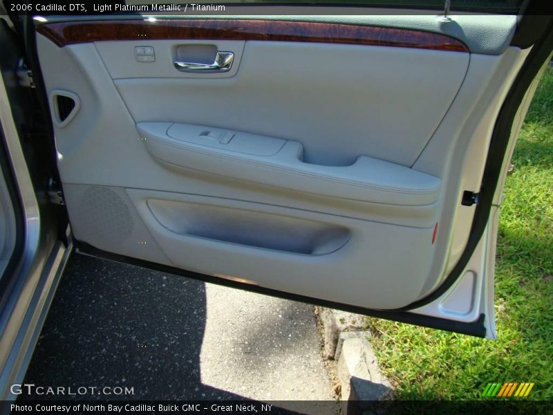 Light Platinum Metallic / Titanium 2006 Cadillac DTS
