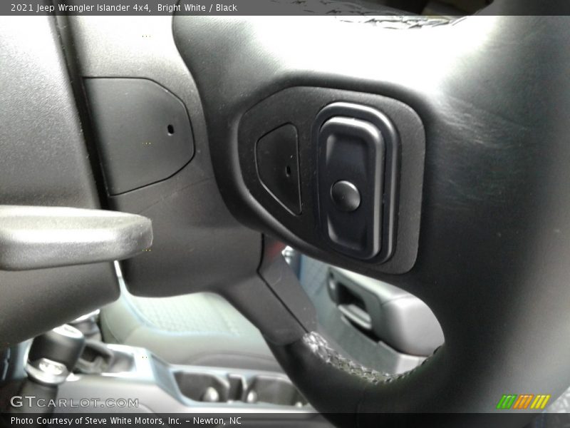Bright White / Black 2021 Jeep Wrangler Islander 4x4