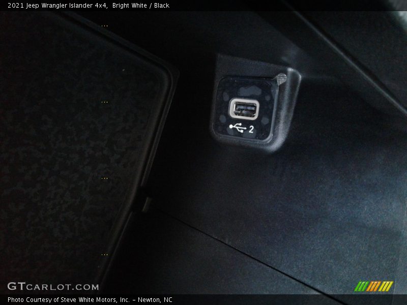Bright White / Black 2021 Jeep Wrangler Islander 4x4