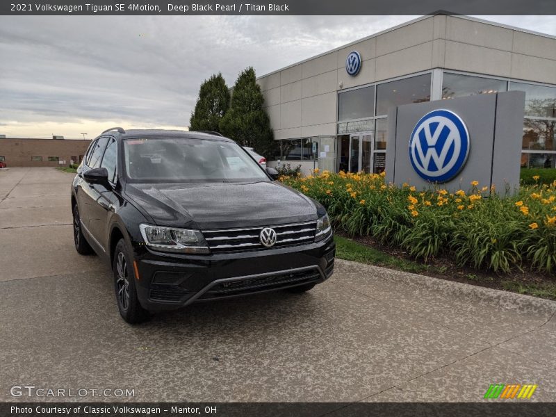 Deep Black Pearl / Titan Black 2021 Volkswagen Tiguan SE 4Motion