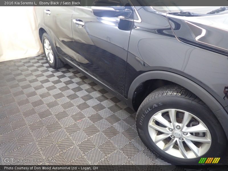 Ebony Black / Satin Black 2016 Kia Sorento L