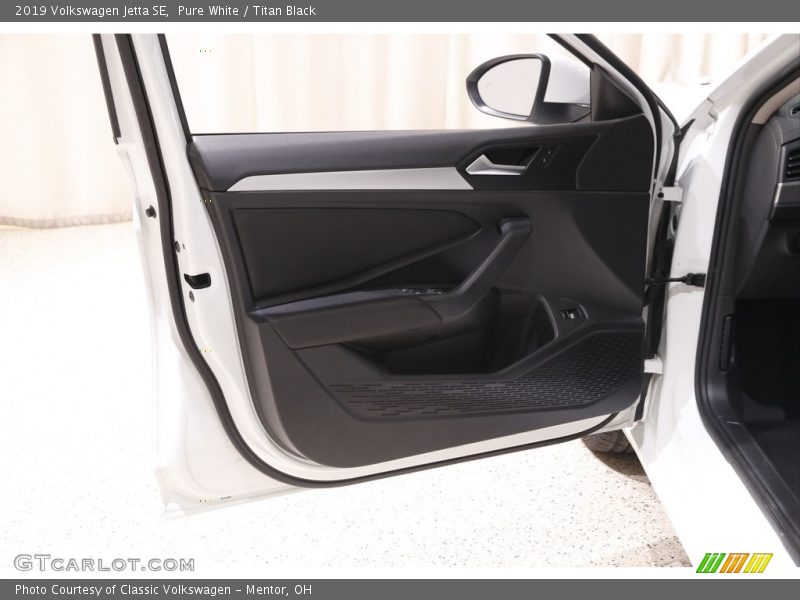 Pure White / Titan Black 2019 Volkswagen Jetta SE