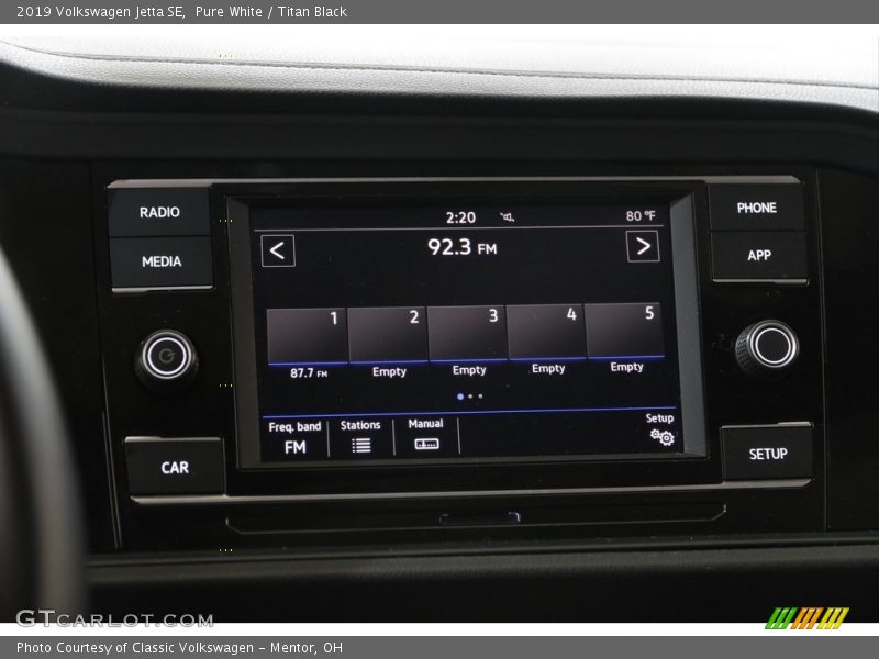 Pure White / Titan Black 2019 Volkswagen Jetta SE