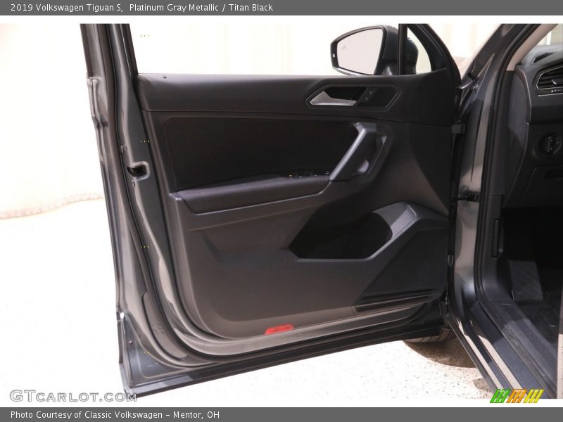 Platinum Gray Metallic / Titan Black 2019 Volkswagen Tiguan S