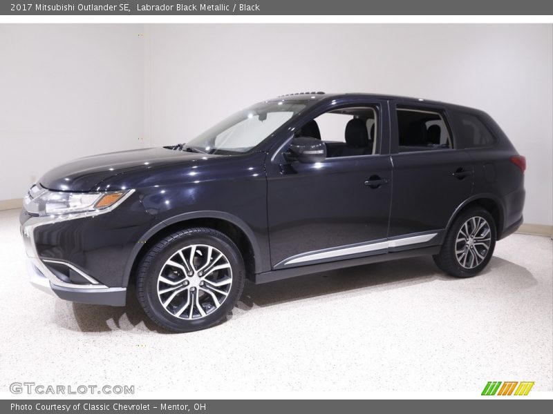 Front 3/4 View of 2017 Outlander SE