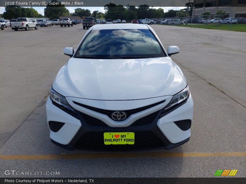 Super White / Black 2018 Toyota Camry SE