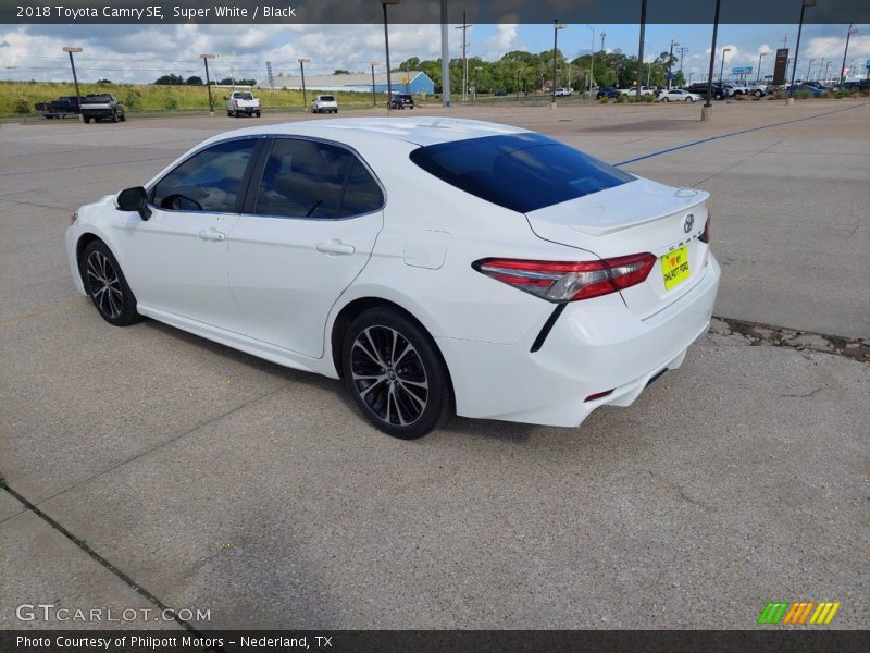 Super White / Black 2018 Toyota Camry SE