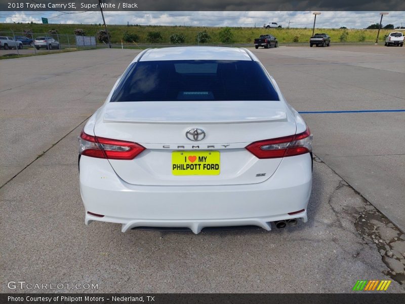 Super White / Black 2018 Toyota Camry SE