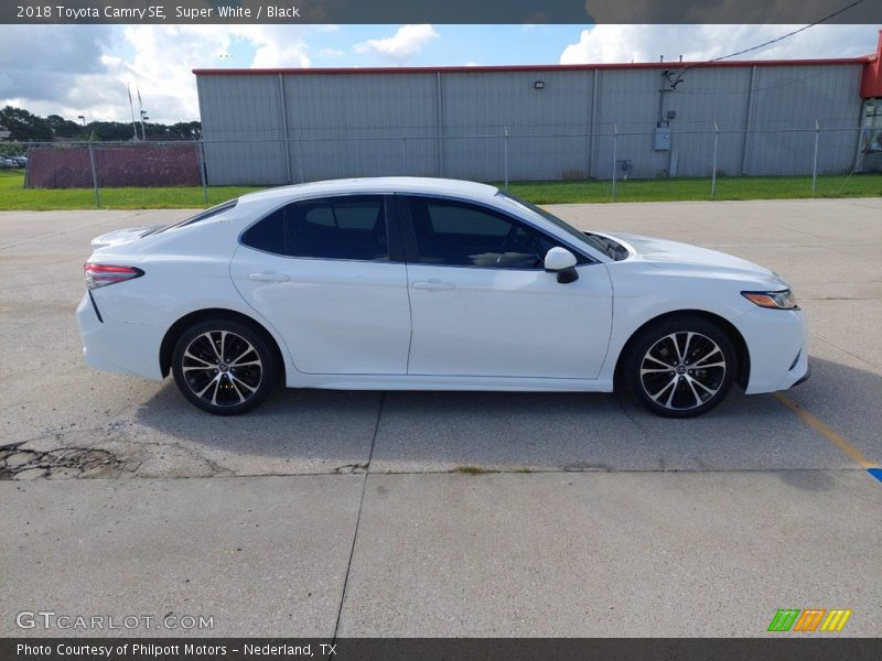 Super White / Black 2018 Toyota Camry SE