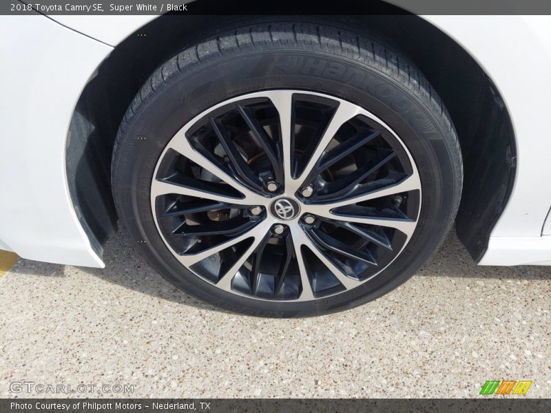 Super White / Black 2018 Toyota Camry SE