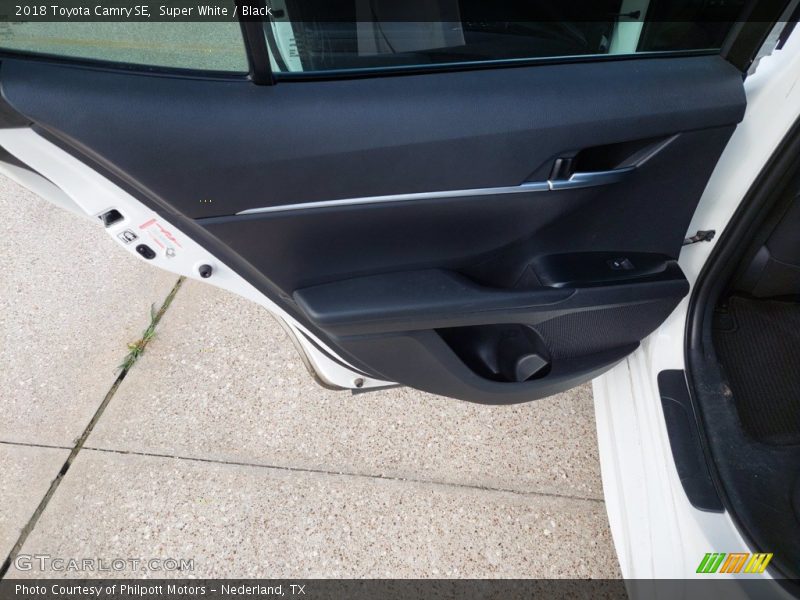 Super White / Black 2018 Toyota Camry SE
