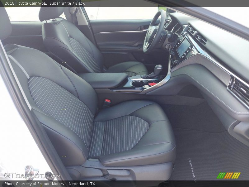 Super White / Black 2018 Toyota Camry SE