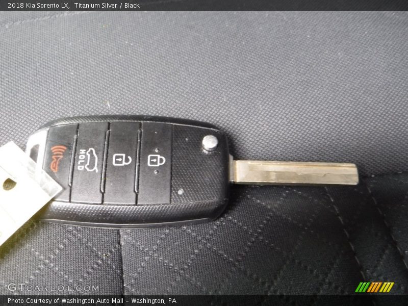 Titanium Silver / Black 2018 Kia Sorento LX