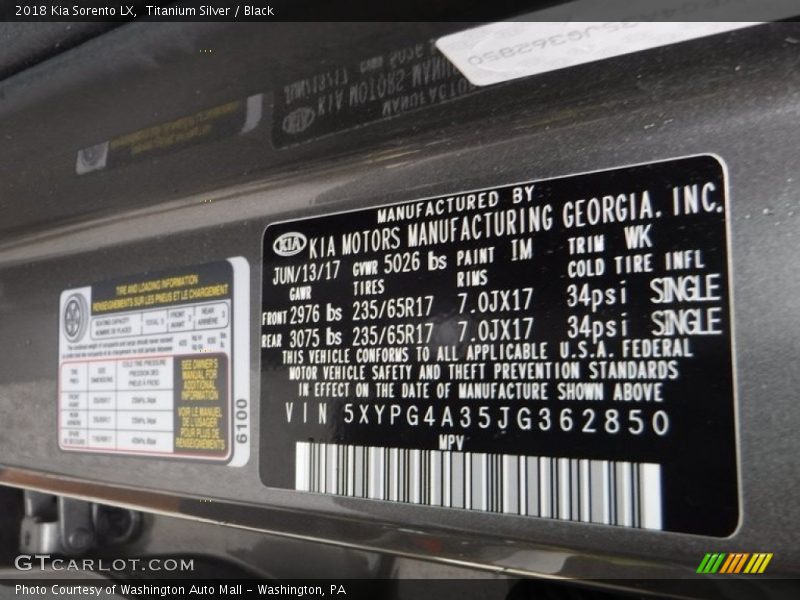 Titanium Silver / Black 2018 Kia Sorento LX