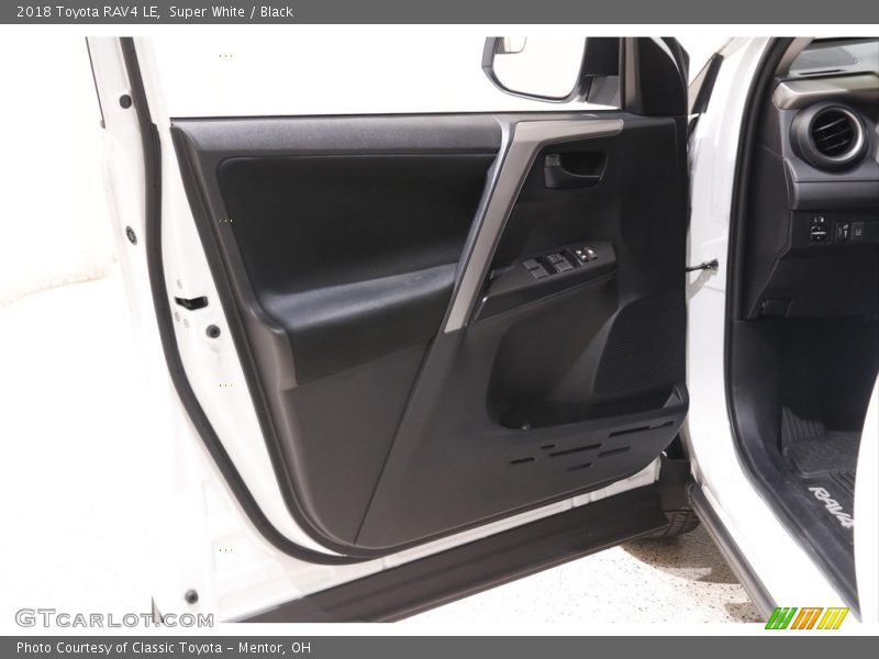 Super White / Black 2018 Toyota RAV4 LE