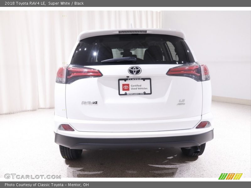 Super White / Black 2018 Toyota RAV4 LE