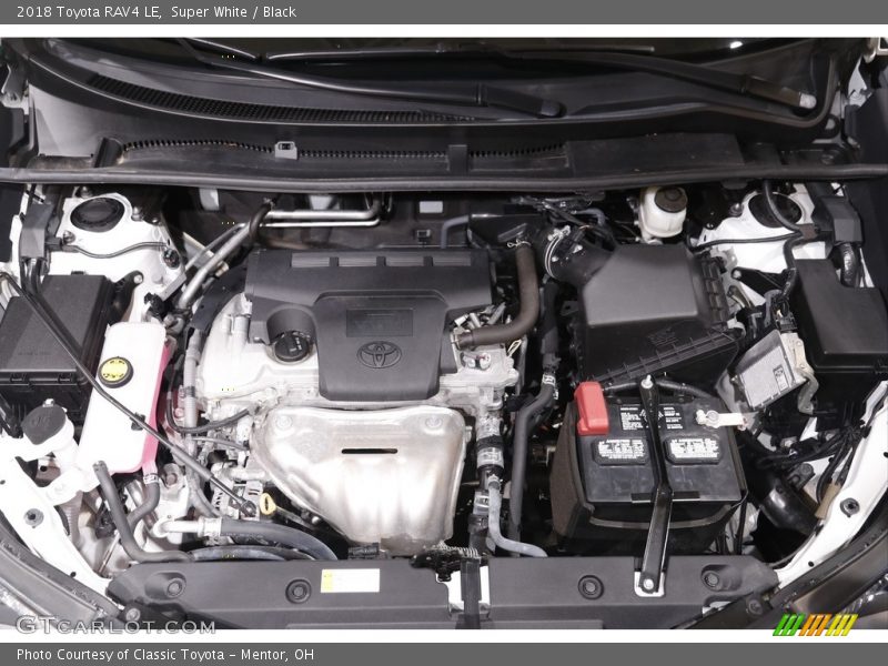 Super White / Black 2018 Toyota RAV4 LE
