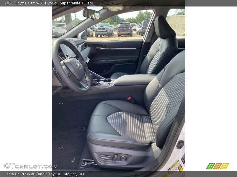 Super White / Black 2021 Toyota Camry SE Hybrid