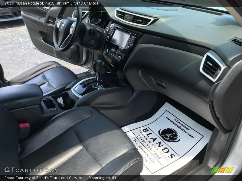 Brilliant Silver / Charcoal 2016 Nissan Rogue SL AWD