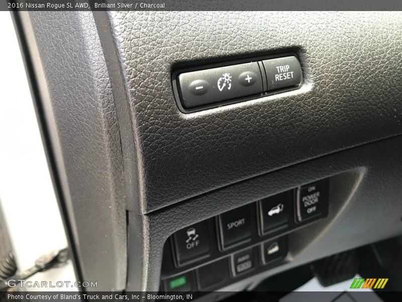 Brilliant Silver / Charcoal 2016 Nissan Rogue SL AWD
