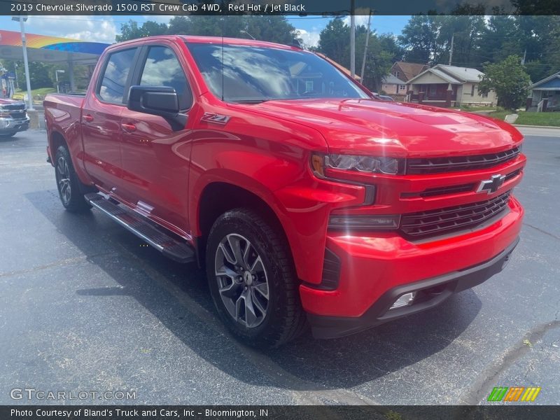 Front 3/4 View of 2019 Silverado 1500 RST Crew Cab 4WD
