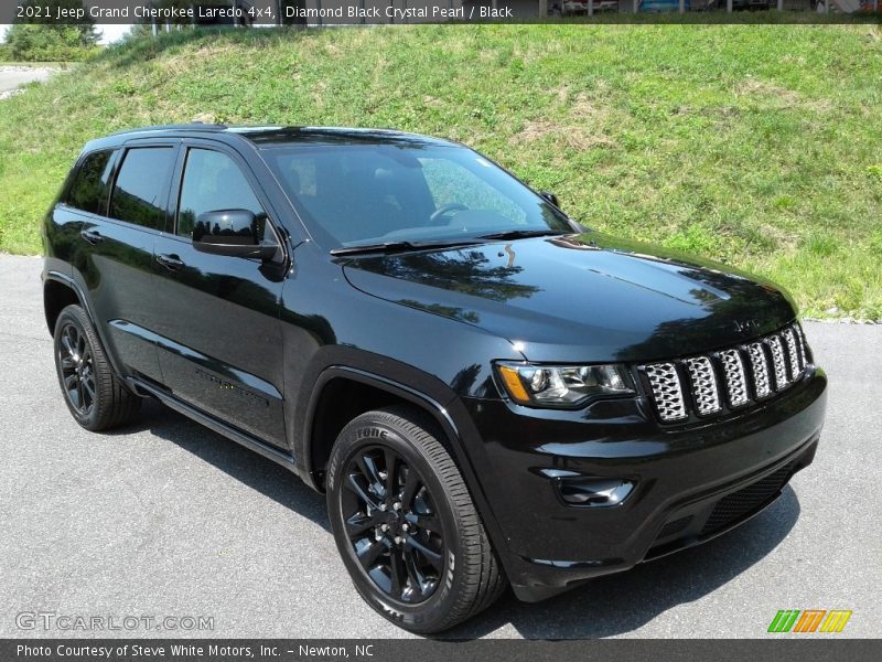 Front 3/4 View of 2021 Grand Cherokee Laredo 4x4