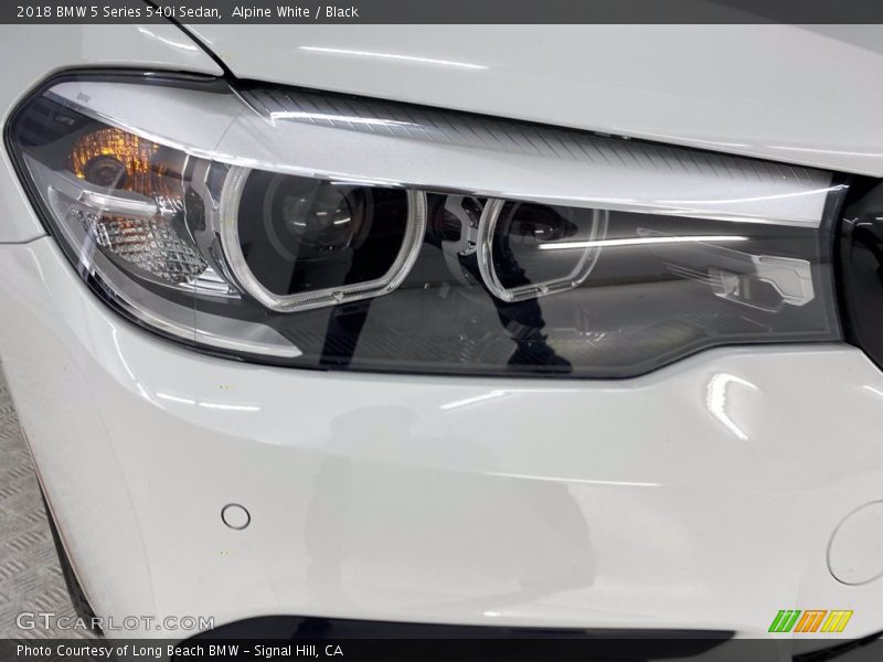 Alpine White / Black 2018 BMW 5 Series 540i Sedan