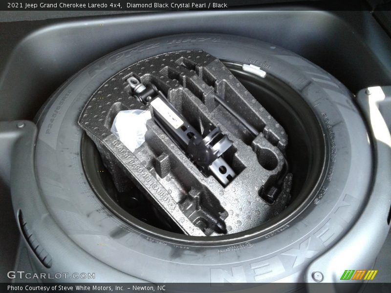 Diamond Black Crystal Pearl / Black 2021 Jeep Grand Cherokee Laredo 4x4