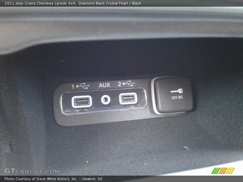 Diamond Black Crystal Pearl / Black 2021 Jeep Grand Cherokee Laredo 4x4