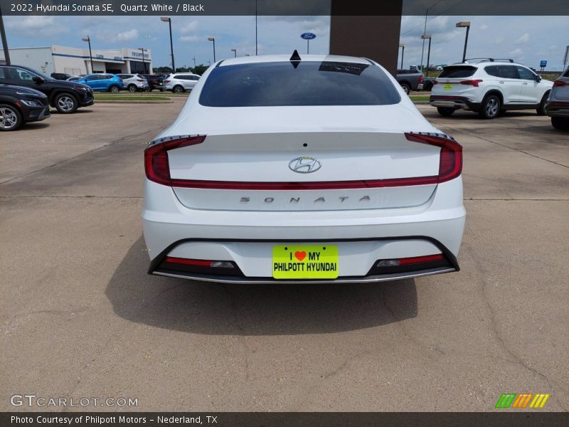 Quartz White / Black 2022 Hyundai Sonata SE