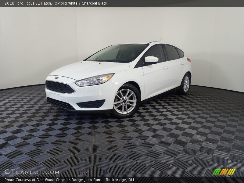 Oxford White / Charcoal Black 2018 Ford Focus SE Hatch
