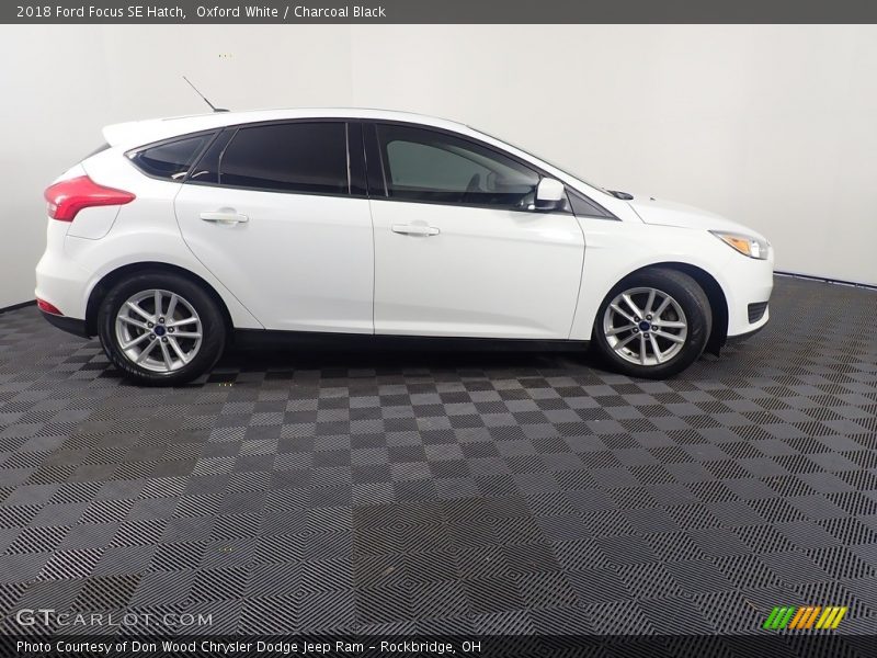Oxford White / Charcoal Black 2018 Ford Focus SE Hatch