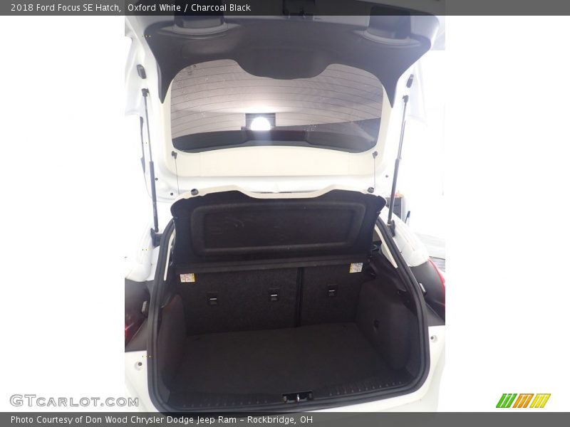 Oxford White / Charcoal Black 2018 Ford Focus SE Hatch