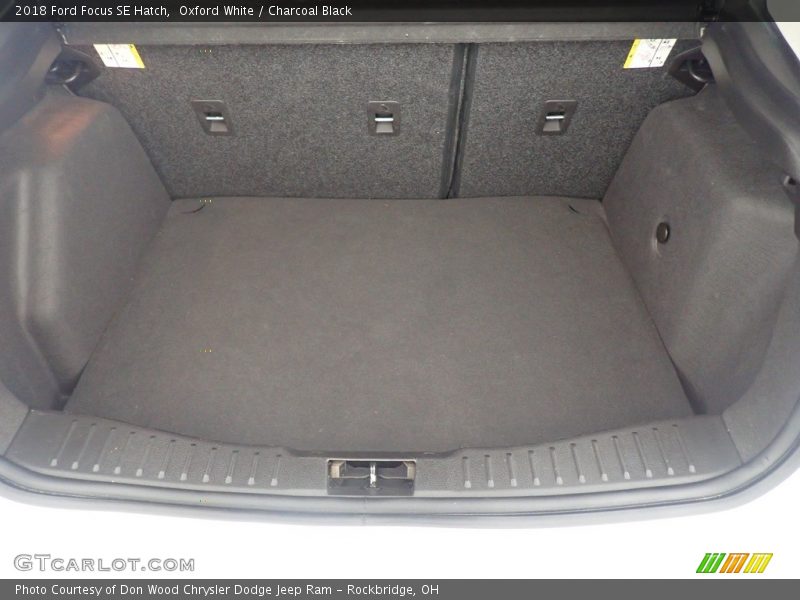 Oxford White / Charcoal Black 2018 Ford Focus SE Hatch