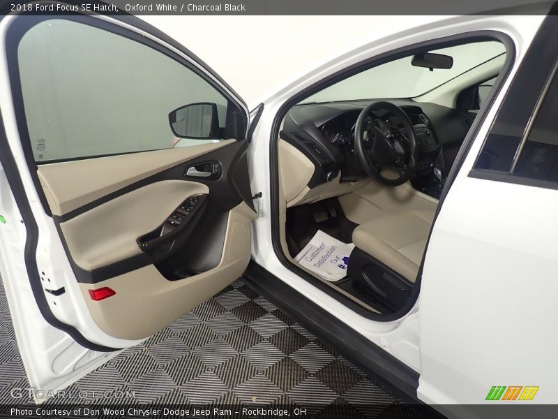 Oxford White / Charcoal Black 2018 Ford Focus SE Hatch
