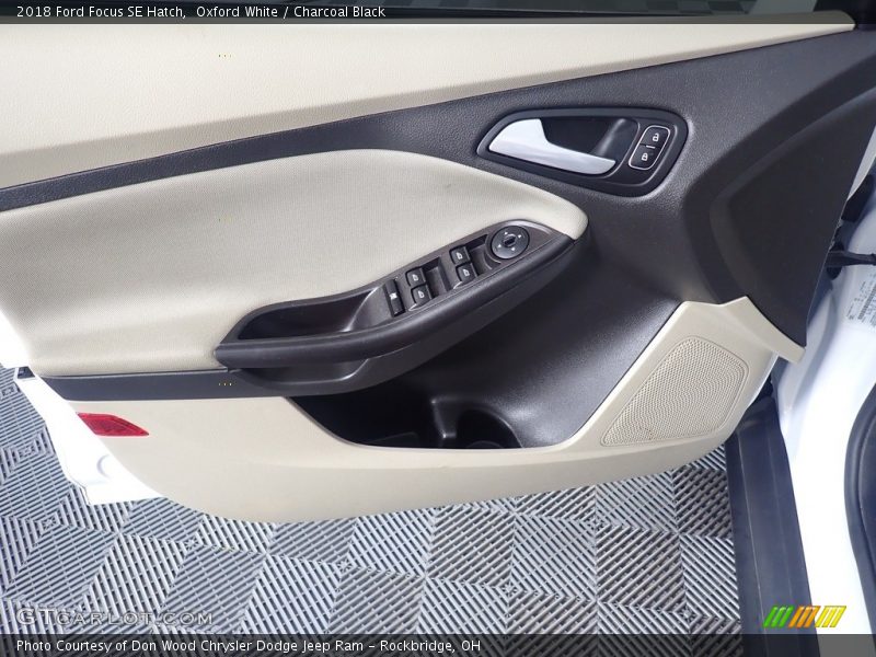 Oxford White / Charcoal Black 2018 Ford Focus SE Hatch