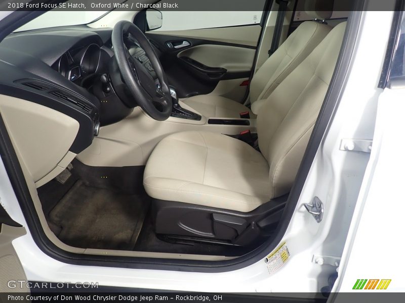 Oxford White / Charcoal Black 2018 Ford Focus SE Hatch