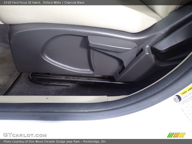 Oxford White / Charcoal Black 2018 Ford Focus SE Hatch