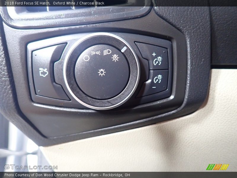 Oxford White / Charcoal Black 2018 Ford Focus SE Hatch