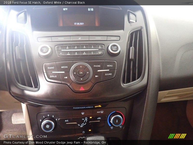 Oxford White / Charcoal Black 2018 Ford Focus SE Hatch