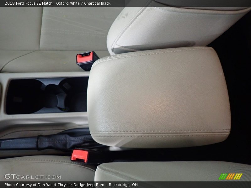 Oxford White / Charcoal Black 2018 Ford Focus SE Hatch