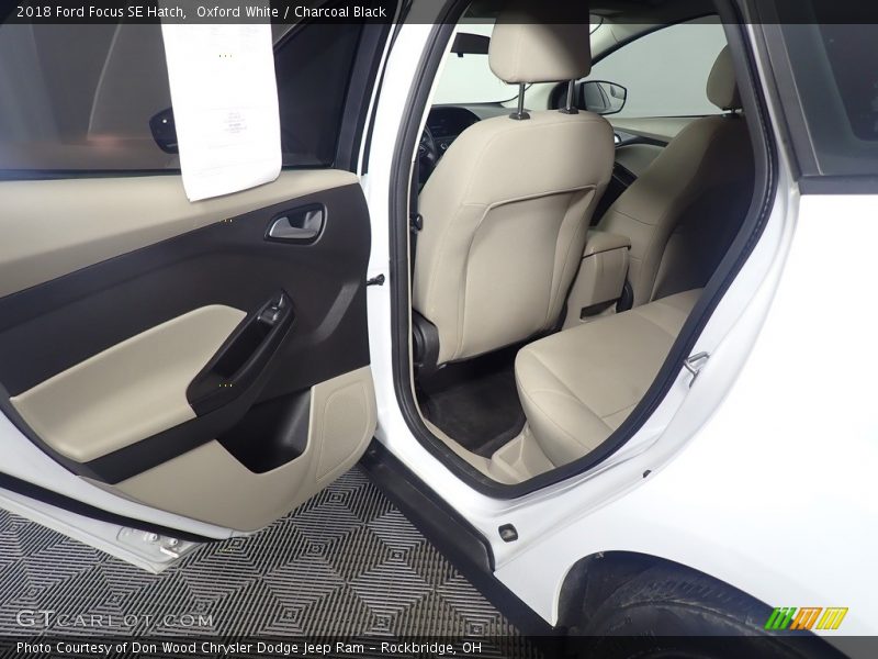Oxford White / Charcoal Black 2018 Ford Focus SE Hatch