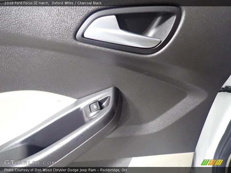 Oxford White / Charcoal Black 2018 Ford Focus SE Hatch