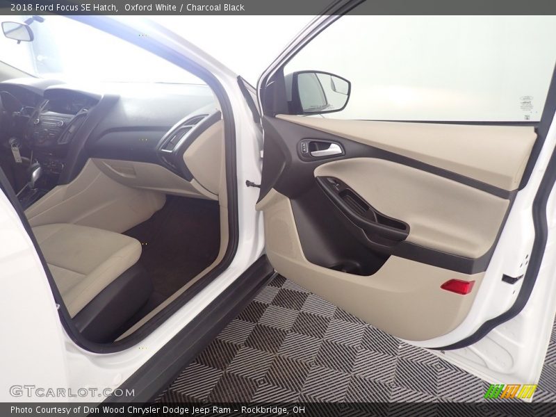 Oxford White / Charcoal Black 2018 Ford Focus SE Hatch
