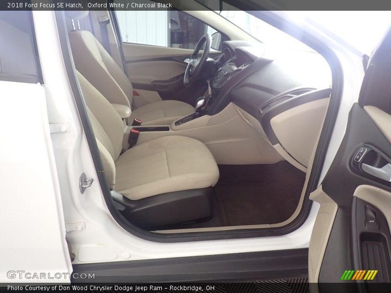 Oxford White / Charcoal Black 2018 Ford Focus SE Hatch