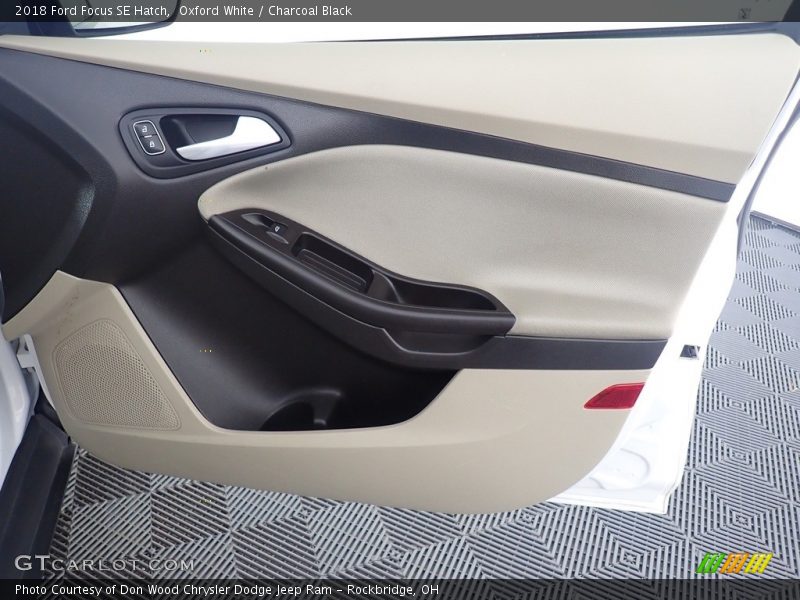 Oxford White / Charcoal Black 2018 Ford Focus SE Hatch