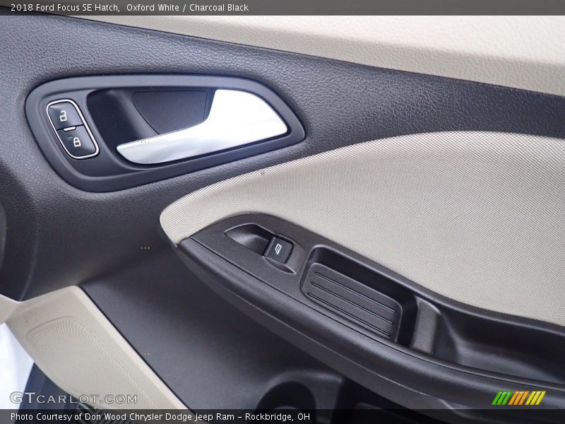 Oxford White / Charcoal Black 2018 Ford Focus SE Hatch