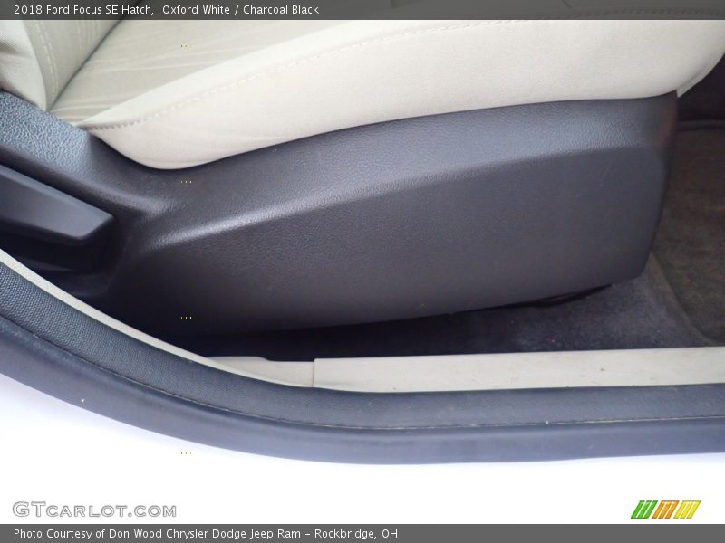 Oxford White / Charcoal Black 2018 Ford Focus SE Hatch