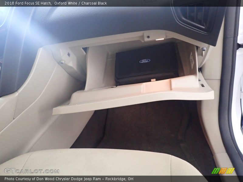 Oxford White / Charcoal Black 2018 Ford Focus SE Hatch